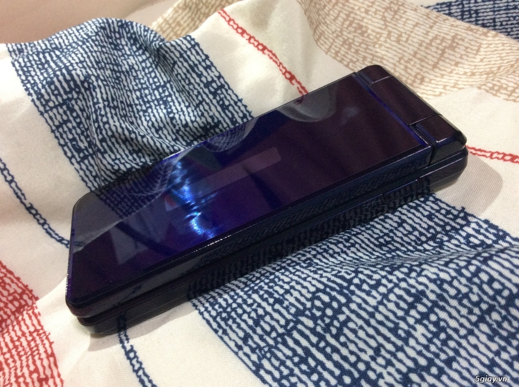 Điện thoại nắp gập Nhật - 2