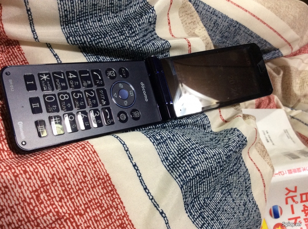 Điện thoại nắp gập Nhật