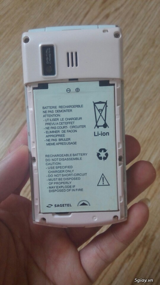 Điện thoại bật nắp - 2