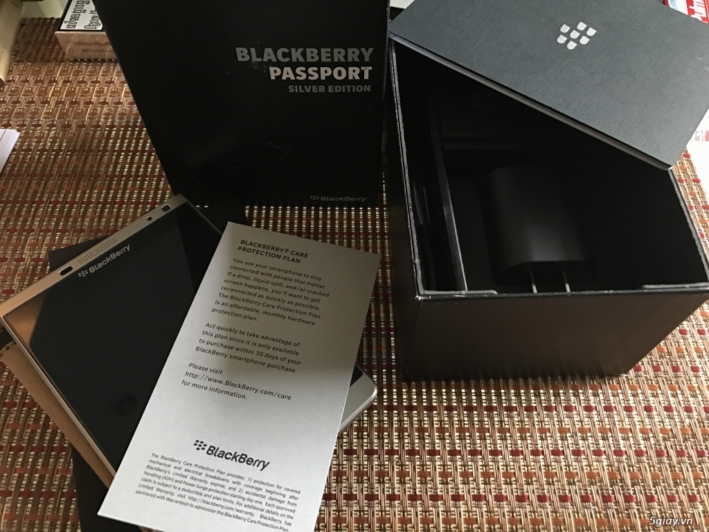 Blackberry Passport Silver Edition fullbox likenew - 1