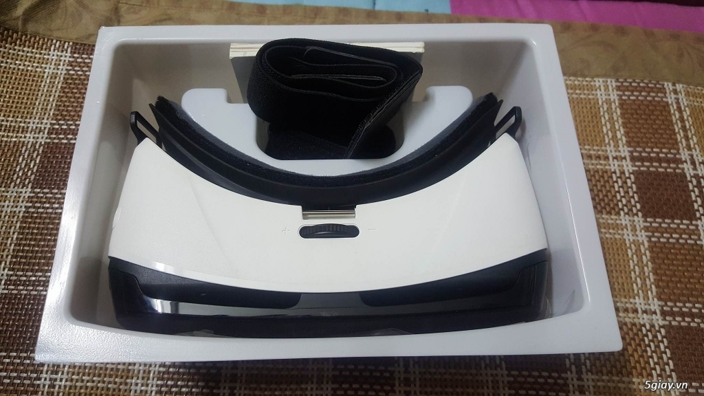 Cần bán kính thực tế ảo Samsung Gear VR - 1