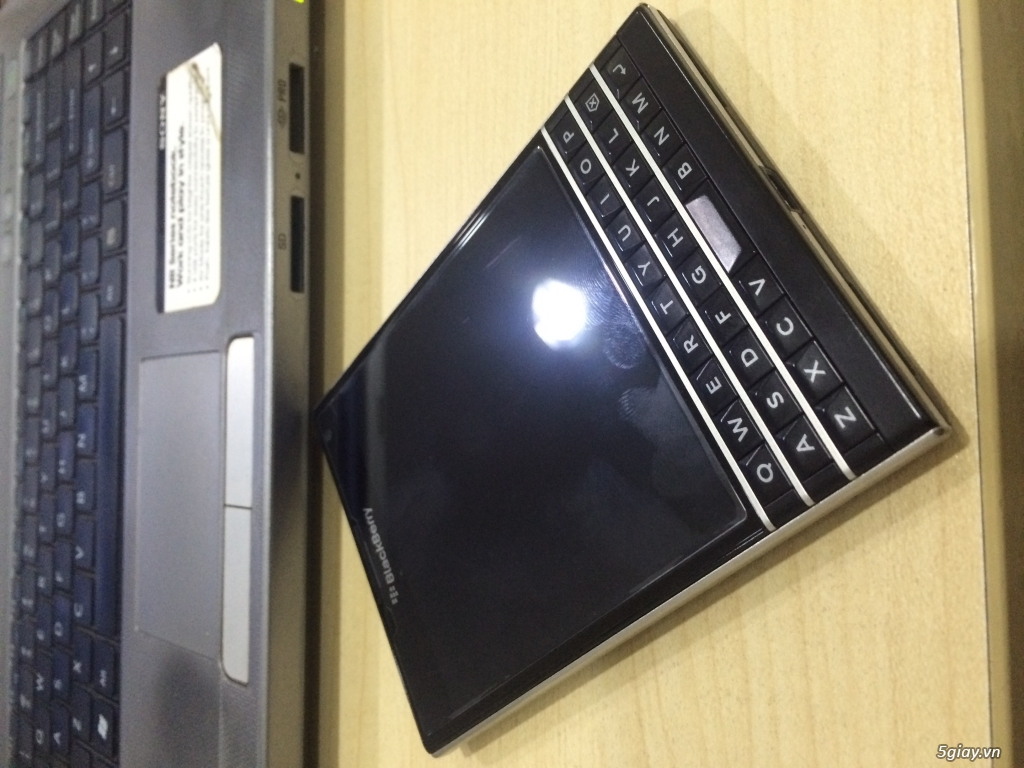 Cần Bán Blackberry Passport Black Fullbox mới mua hơn 1 tháng còn bảo hành