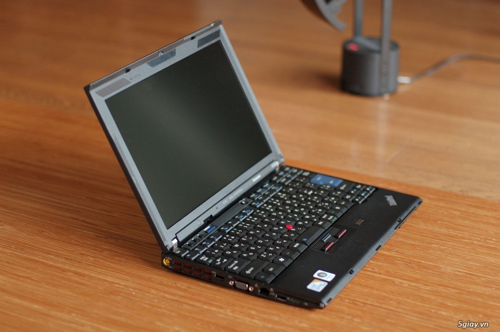 Bán laptop thinkpad x200 chạy core 2, 2gb , 160gb.