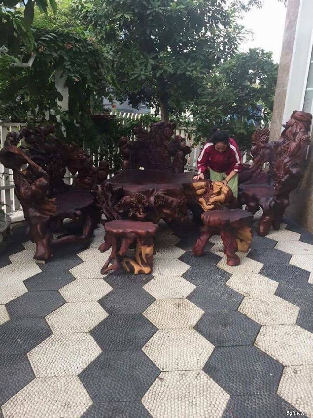 Bộ bàn ghế nguyên gốc gỗ Đinh Hương tại Sài Gòn.