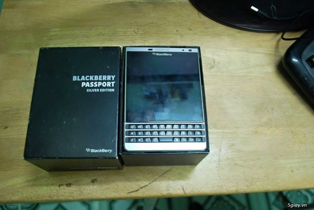 Blackberry Passport Silver fullbox - 3