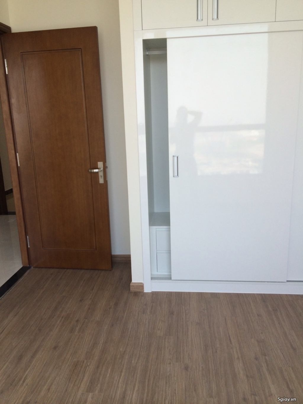 Cần tiền bán gấp căn hộ chung cư cao cấp 1PN Vinhomes Central Park - 4