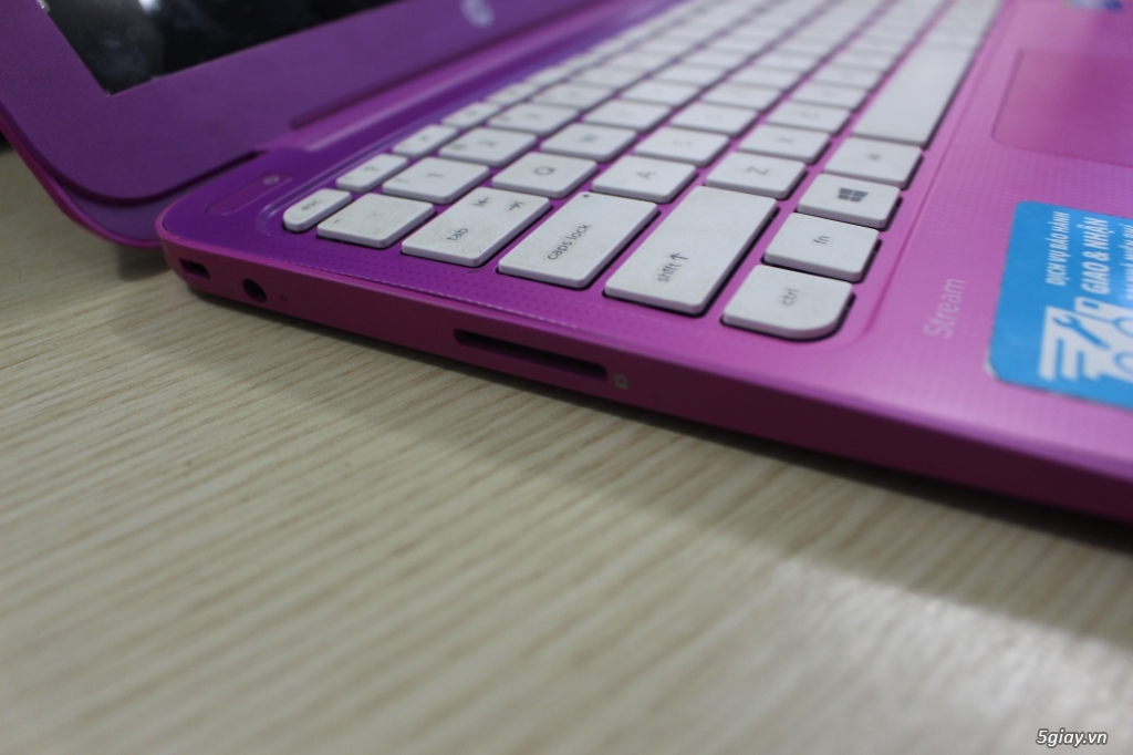 Một nửa cái laptop HP Stream 11 - 2