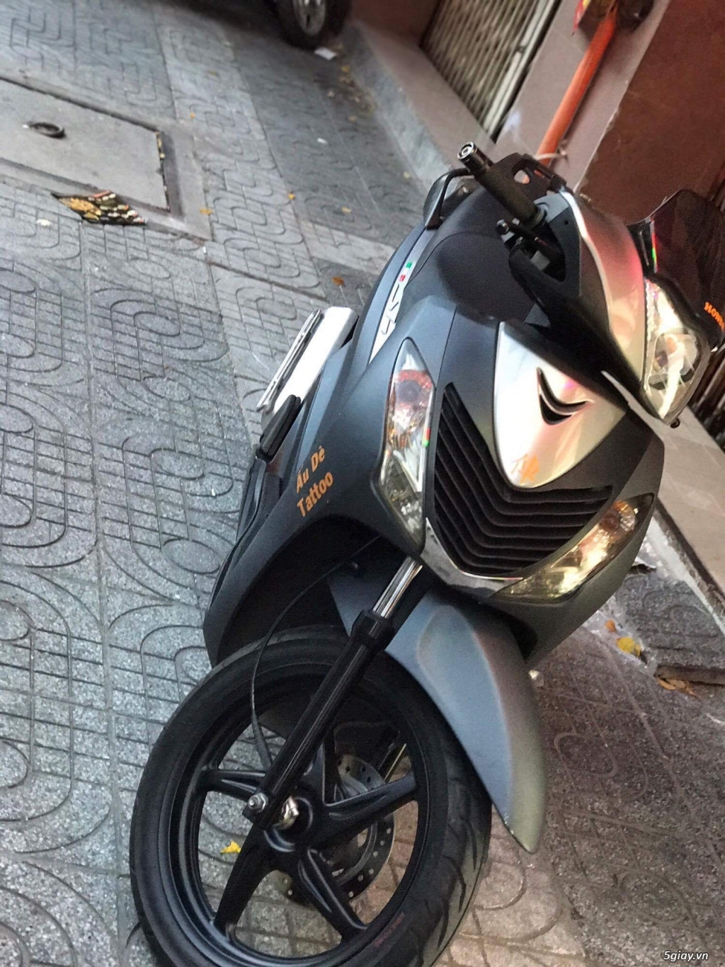 SHi 150 đen nhám lên sàn - 2