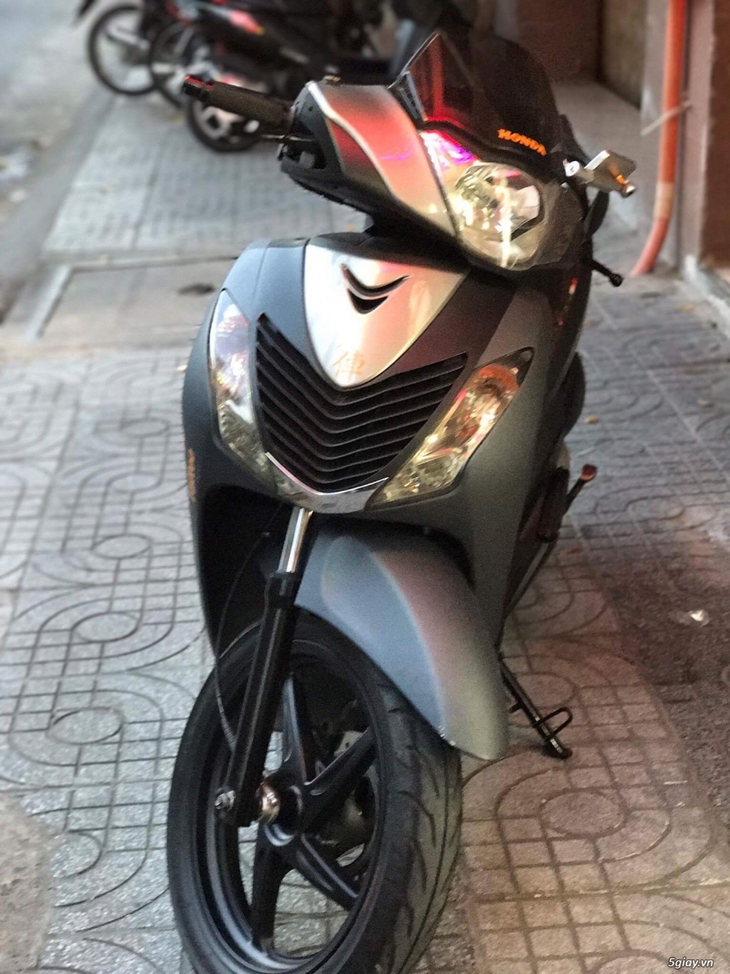 SHi 150 đen nhám lên sàn - 1
