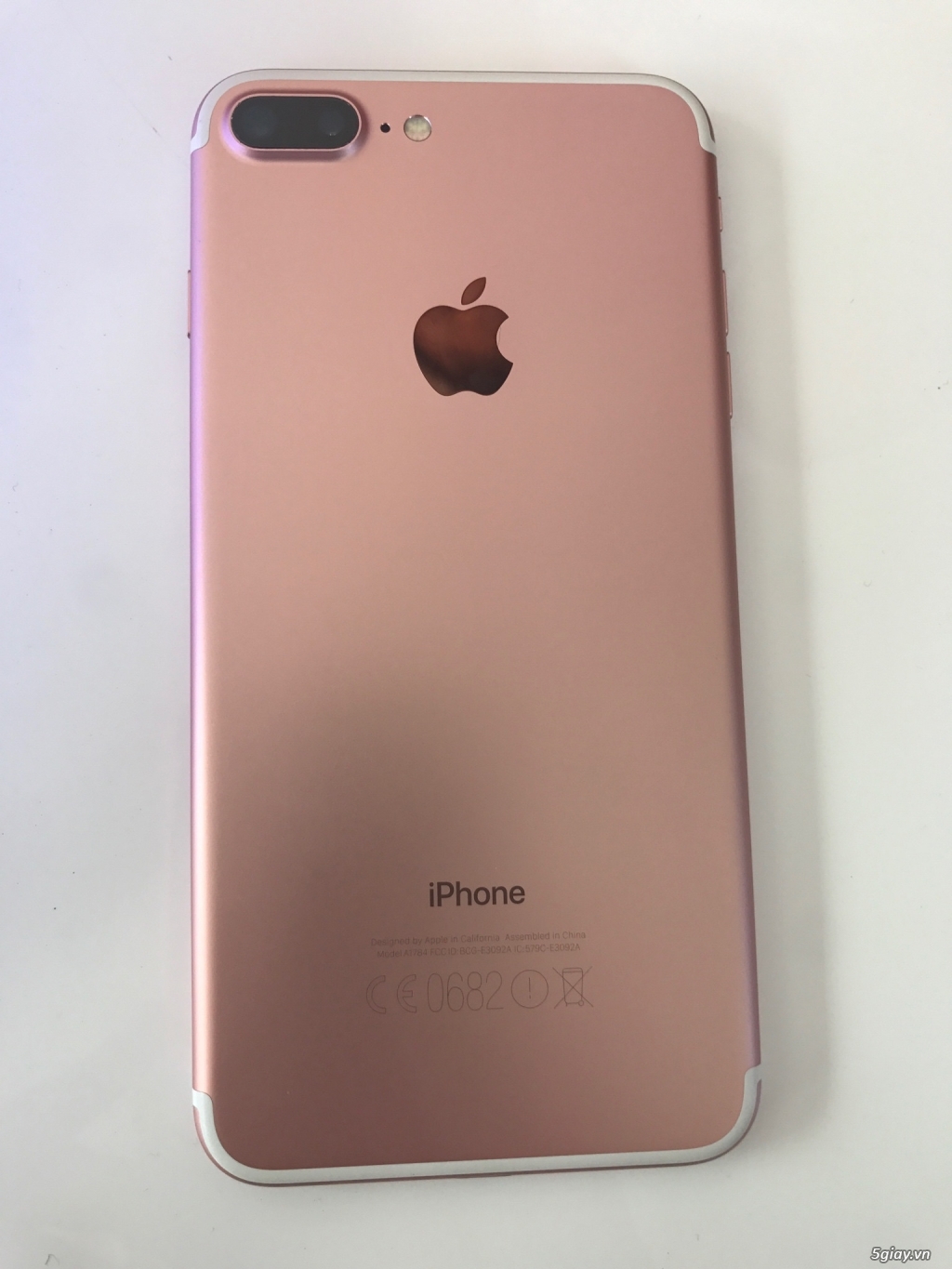 Cần bán Iphone 7 plus 9 hãng mới mua tại FPT SHOP màu đen nhám,Hồng 5giay