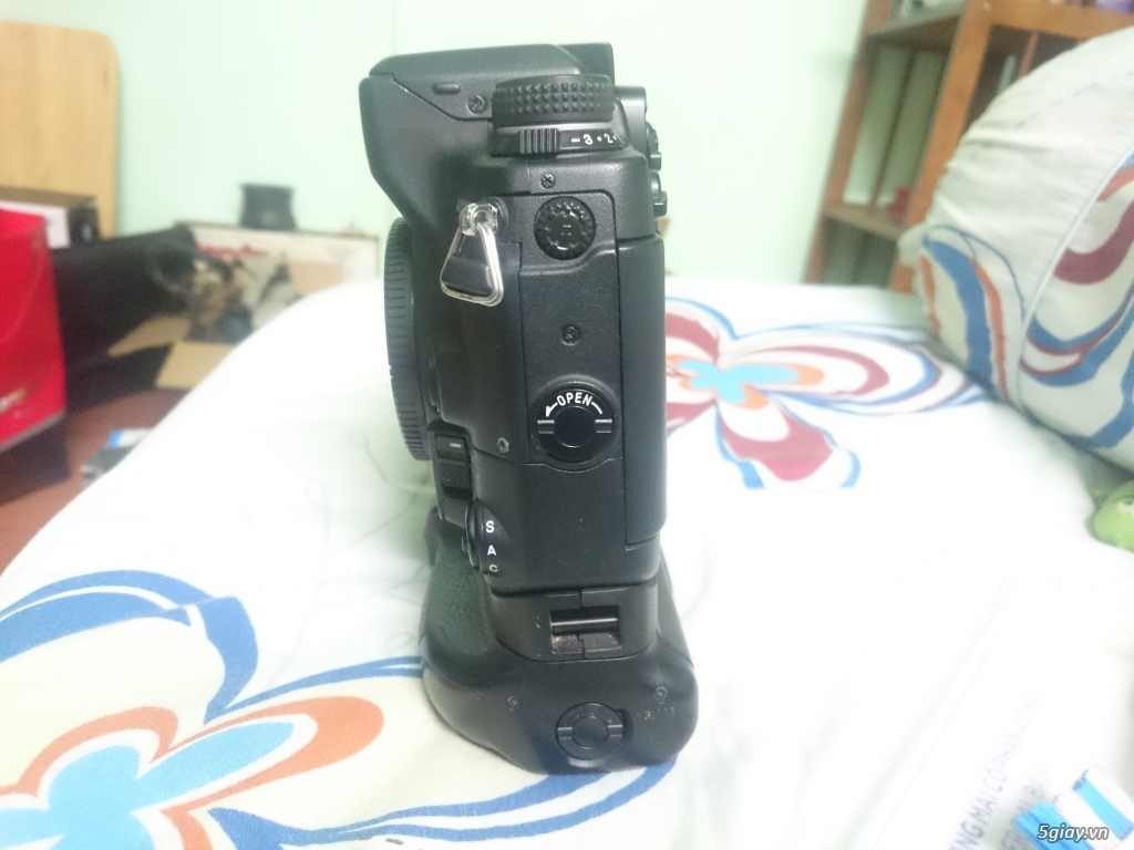 Cần bán máy ảnh Minolta Maxxum 9 (chụp phim) + grip - 2