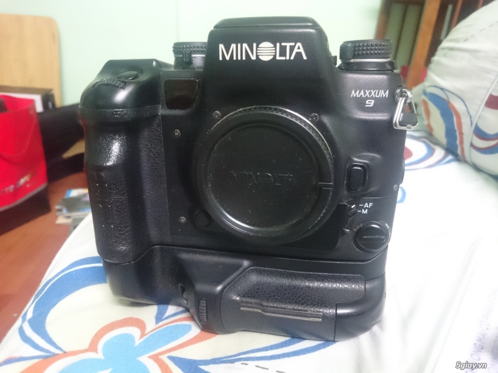 Cần bán máy ảnh Minolta Maxxum 9 (chụp phim) + grip