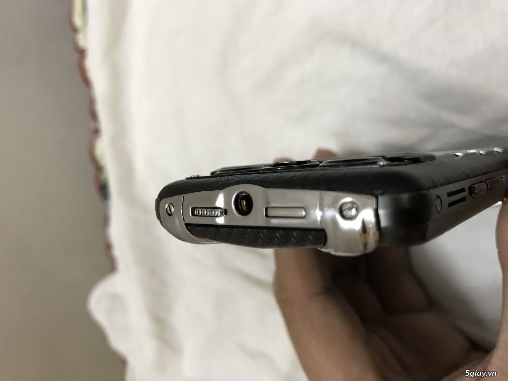 Vertu Constellation Carbon quest U.K cần ra đi