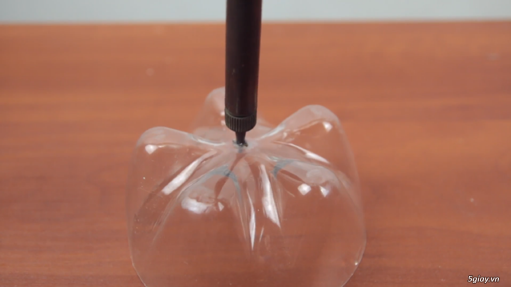 Dụng cụ đựng bút, thước và đồ linh tinh từ chai nhựa - 3