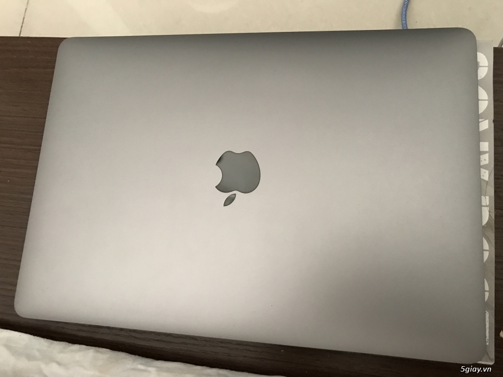 Cần bán MacBook pro MLH12 13' touchbar