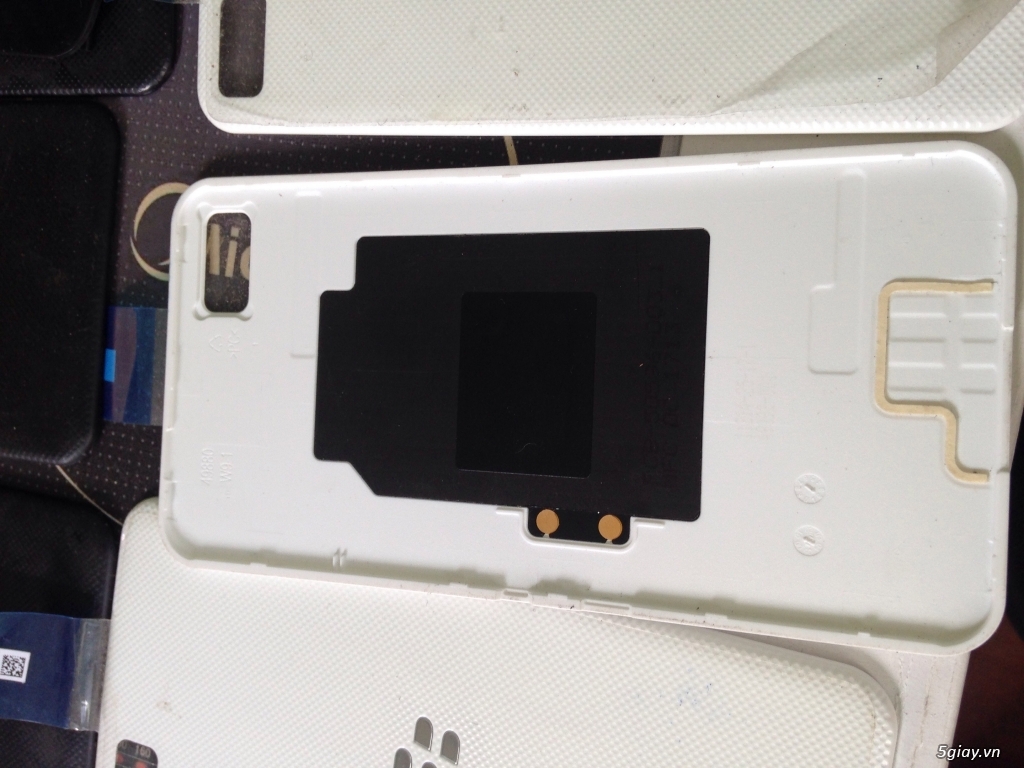 Nắp lưng Blackberry Z10 màu trắng/đen mới 100% - 1