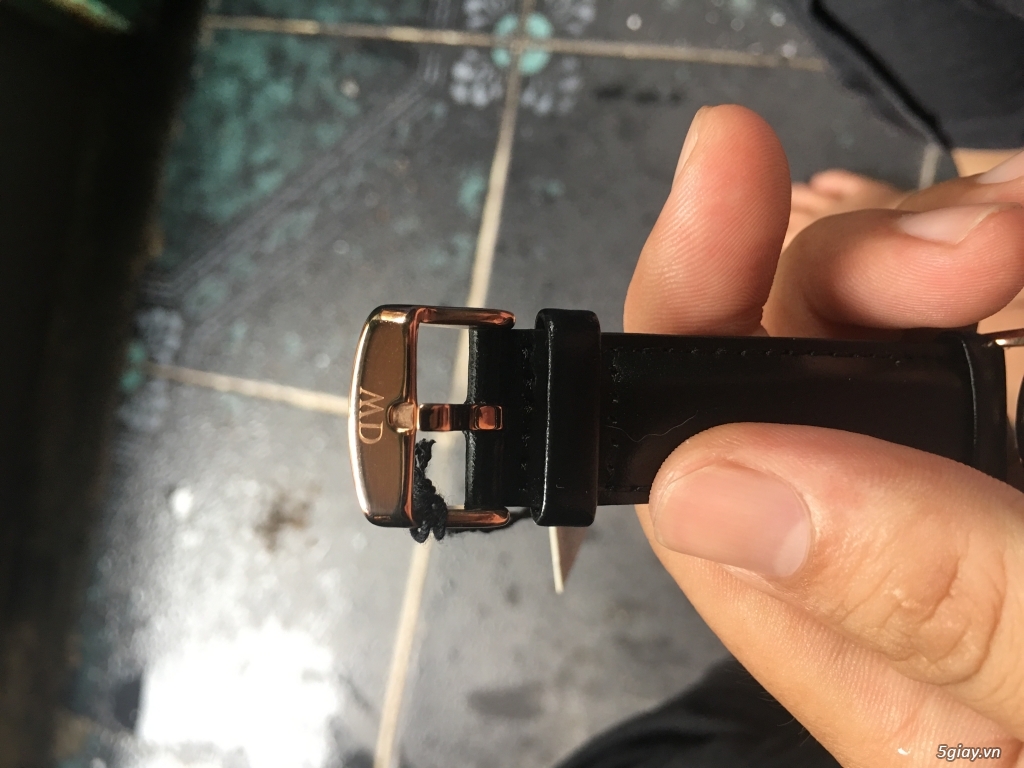 Nhờ mod xử lý đồng hồ DW fake