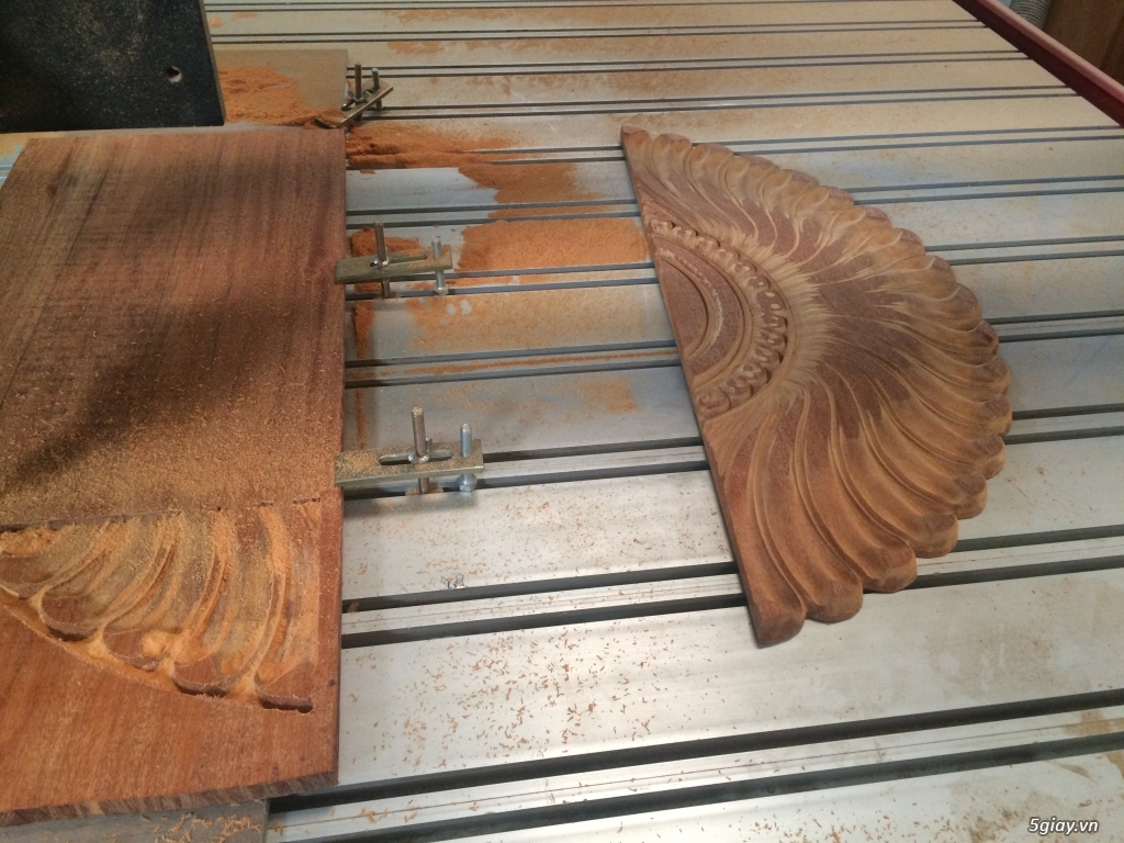 Nhận đục CNC, điêu khắc hoa văn cửa, lưng ghế, giường...
