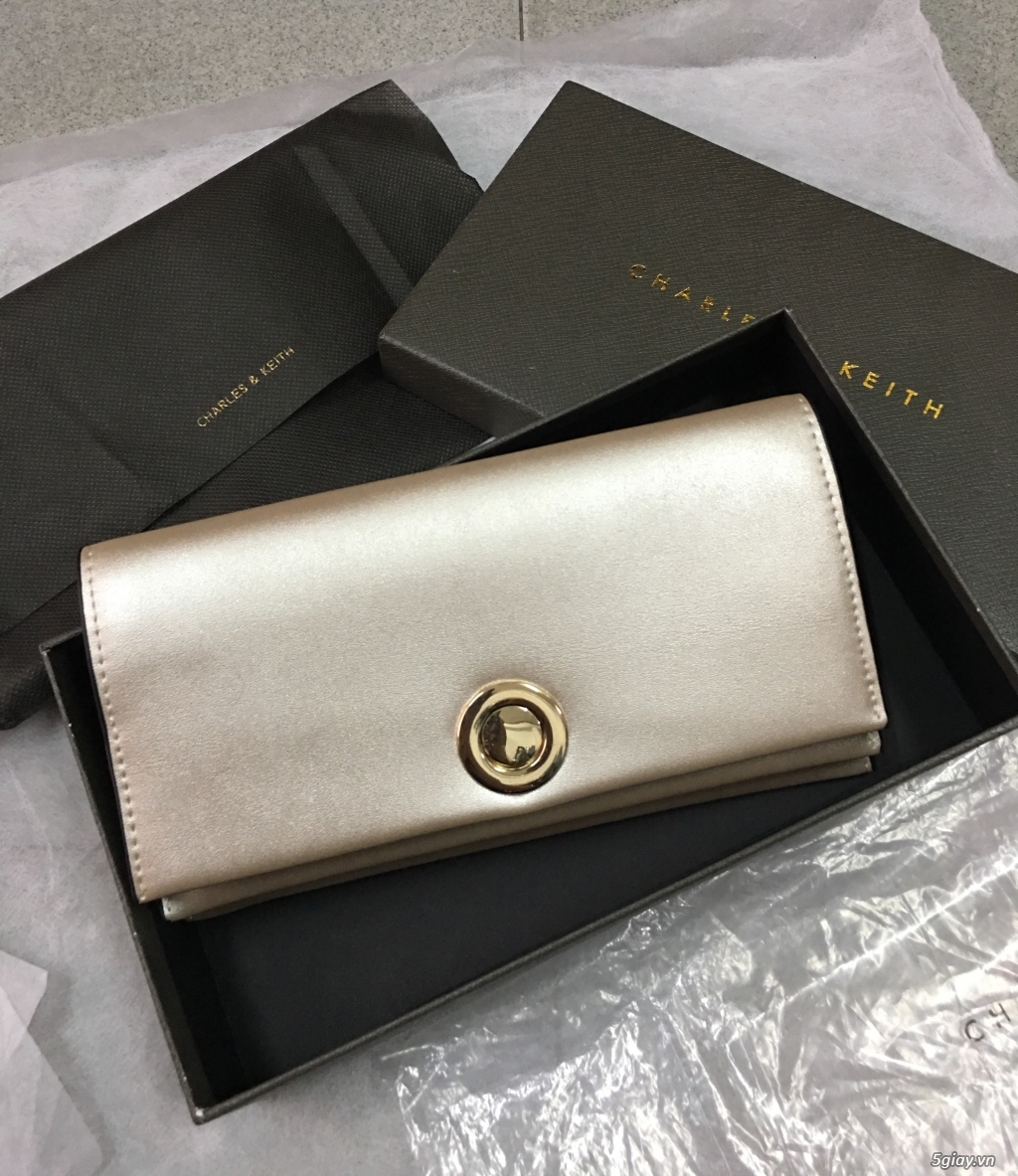 Ví nữ cầm tay Charles & Keith