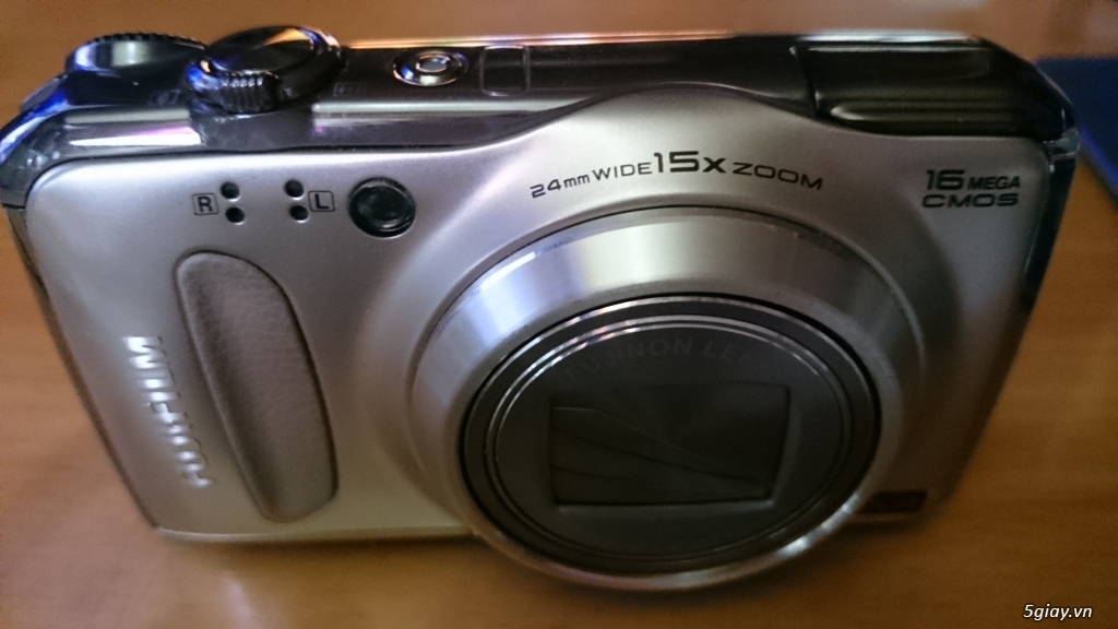 Máy ảnh du lịch Fujifilm Finepix 605 EXR.