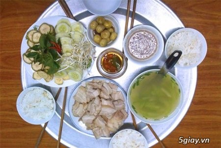 Bữa cơm gia đình ấm ấp yêu thương.....
