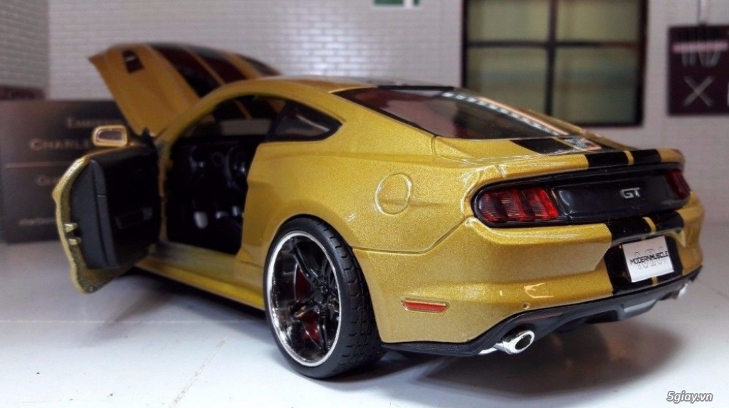 Maisto Ford Mustang 2015 1:24 Gold Fullbox - 2