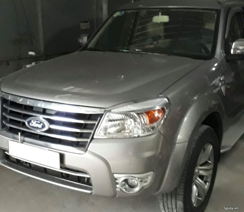 Cần bán chiếc xe Ford Everest Limited 2011 số tự động màu bạc - 7