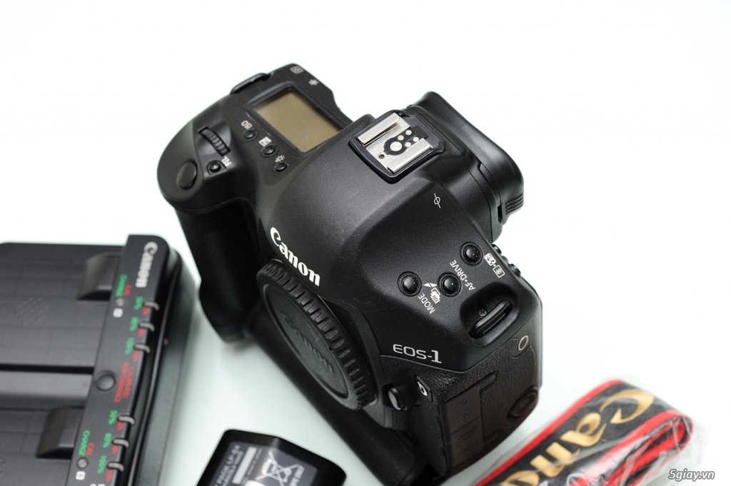 Canon 5D mark ll, 50D,Canon 1D mark lll,Nikon D3s,D700 - 9