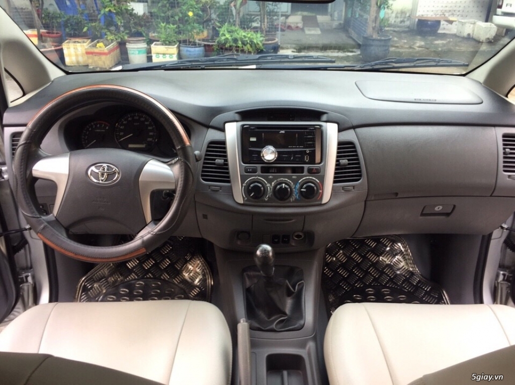 Toyota Innova 2.0E cuối 2013 bản 2 phao màu bạc cực đẹp - 6