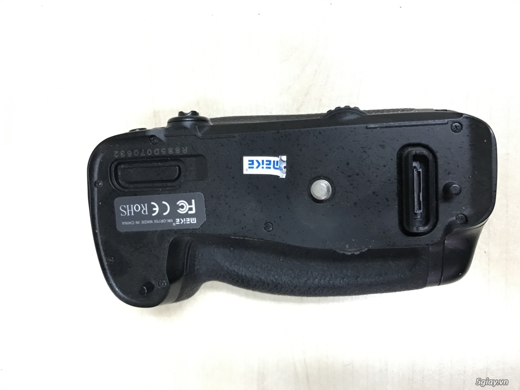 Thanh lý Grip Meike for Nikon D750 và Grip for 5D2 giá rẻ