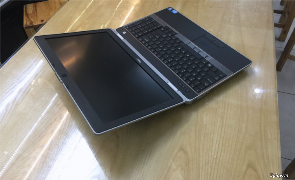 Laptop Dell Latitude Core I7 2640M, Ram 4GB, card rời 2G, mh 15,6 inch