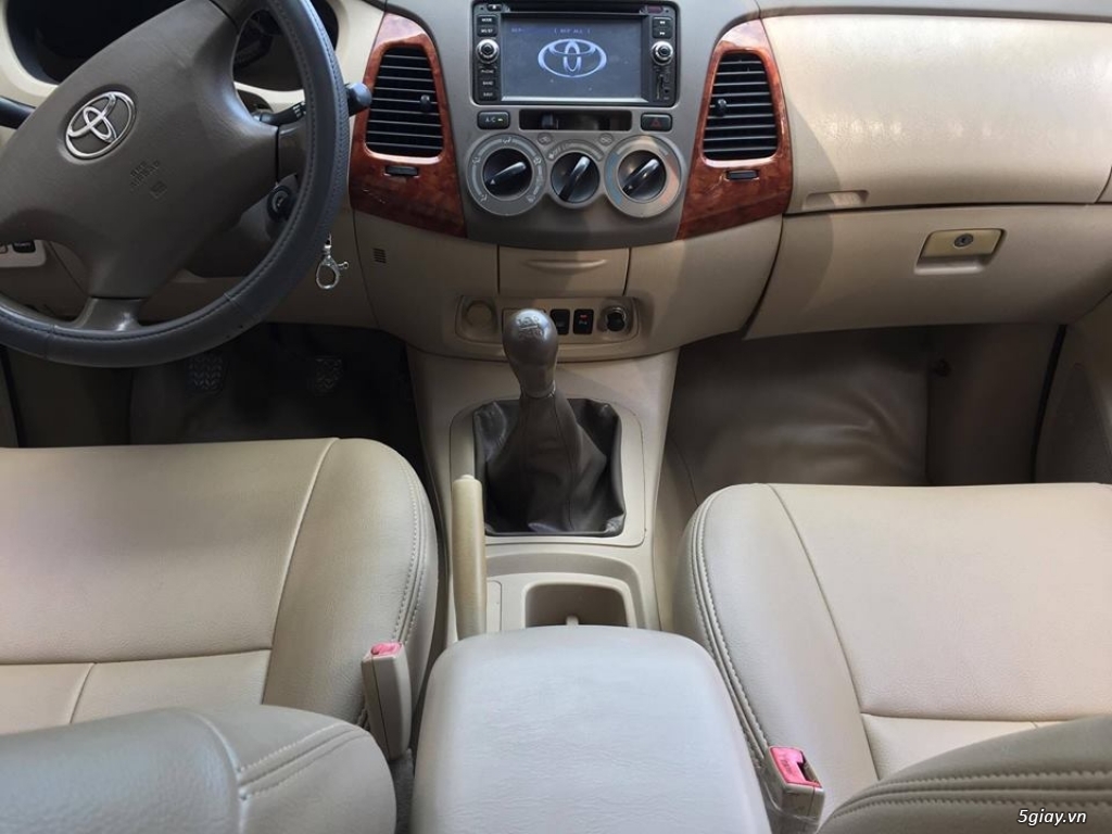 Nhà mình cần bán xe Innova 2007 số sàn màu ghi vàng - 6