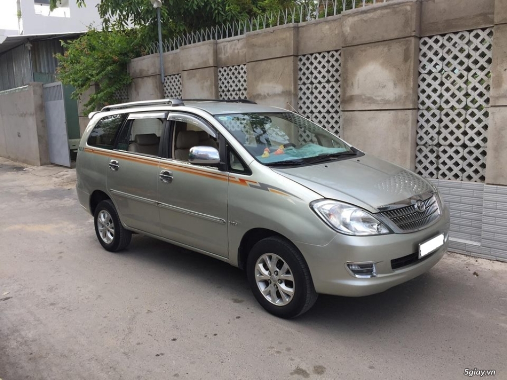 Nhà mình cần bán xe Innova 2007 số sàn màu ghi vàng