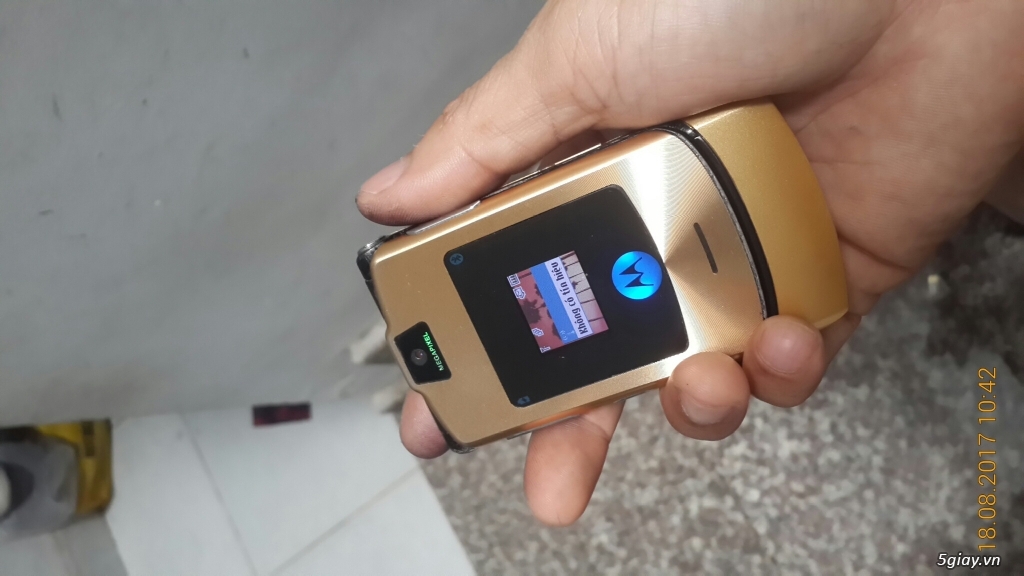 Điện thoại v3i màu vàng