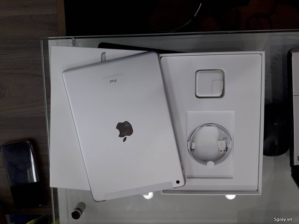 Ipad Gen 5 màu trắng 32GB (WIFI + 4GB)
