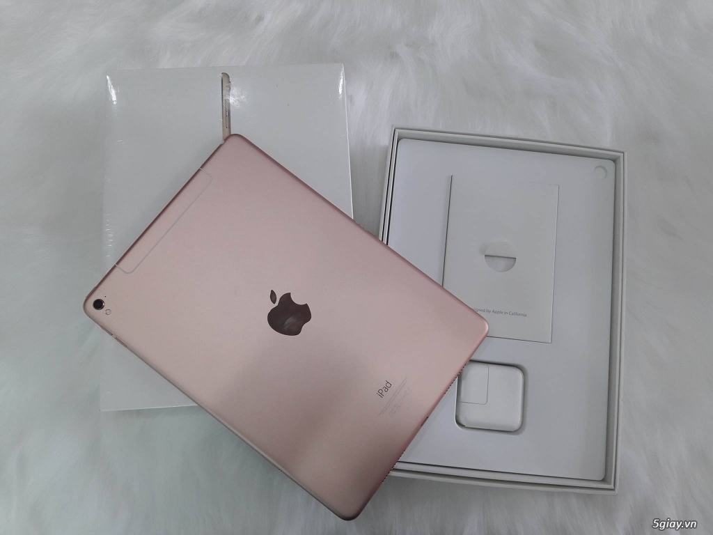 ipad pro 9.7in 32GB full box act onl - 1