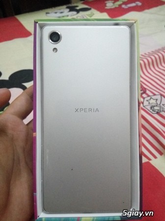 Cần bán Xperia X màu bạc,TGDD,mới 99%,bảo hành còn 6,7 tháng.Giá 4tr5