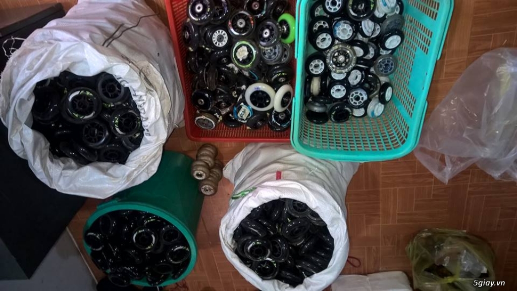 ve chai bánh xe patin