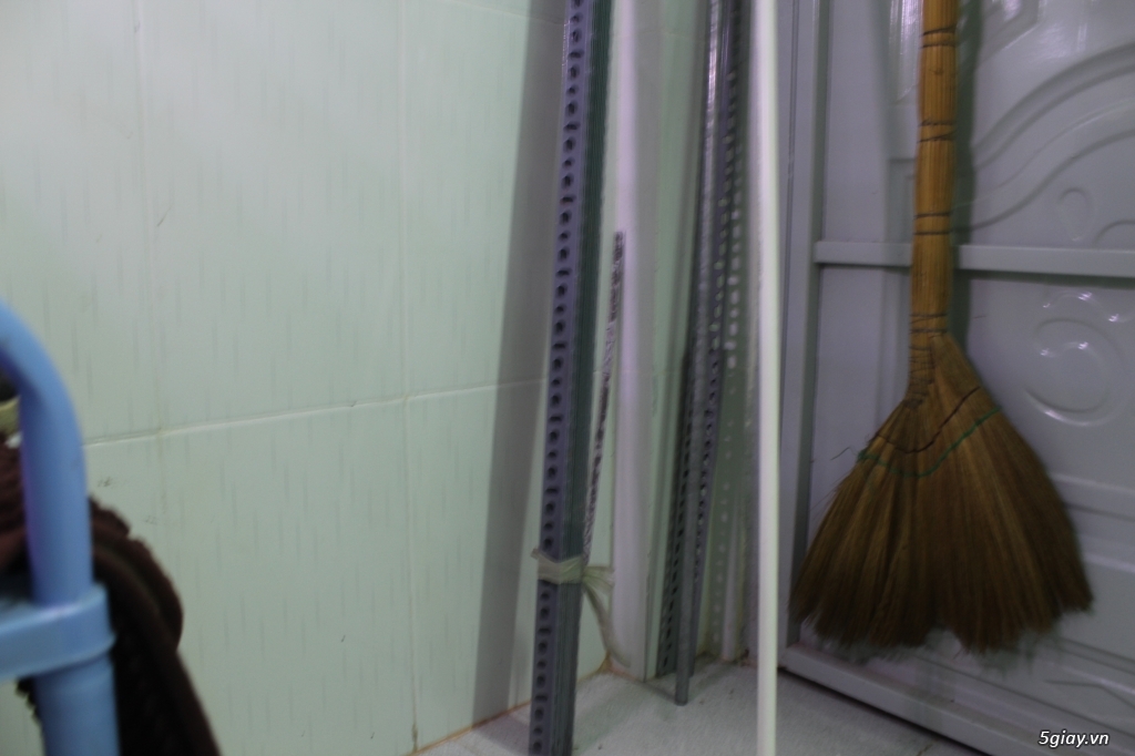 Cần bán : Kệ Sắt chữ V, Kệ sắt lỗ.