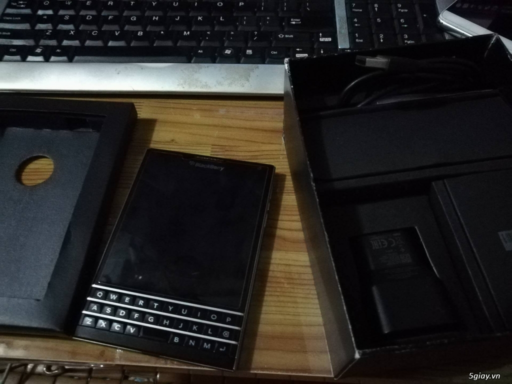 black berry passport fullbox chưa sữa chưa bung,máy mới 98% - 2