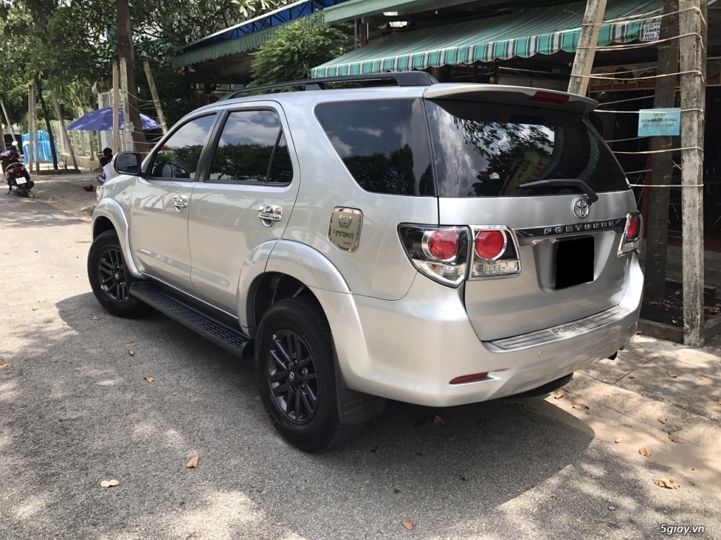 Cần bán gấp xe Fortuner 2017 số tự động màu bạc - 9