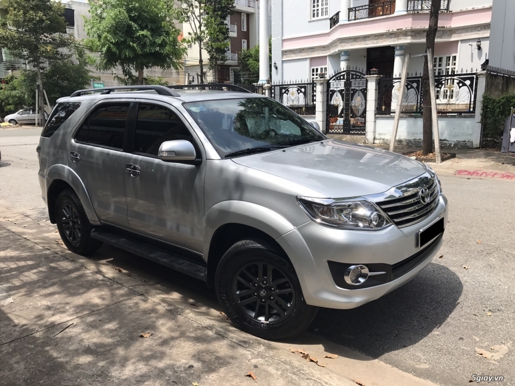 Cần bán gấp xe Fortuner 2017 số tự động màu bạc