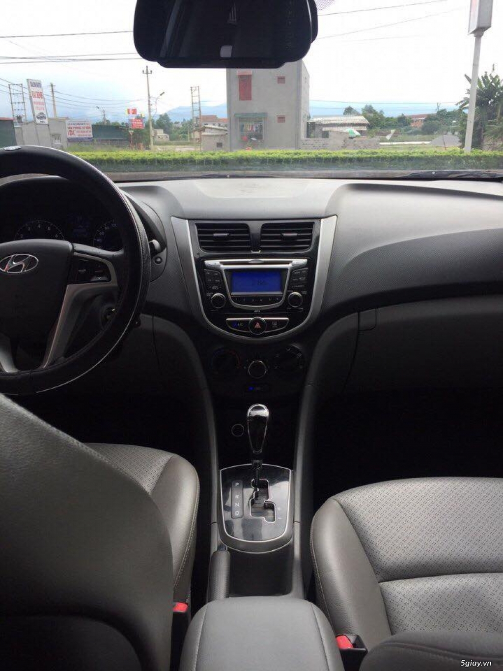 Nhà mình cần bán con Hyundai Accent 2012 số tự động - 5