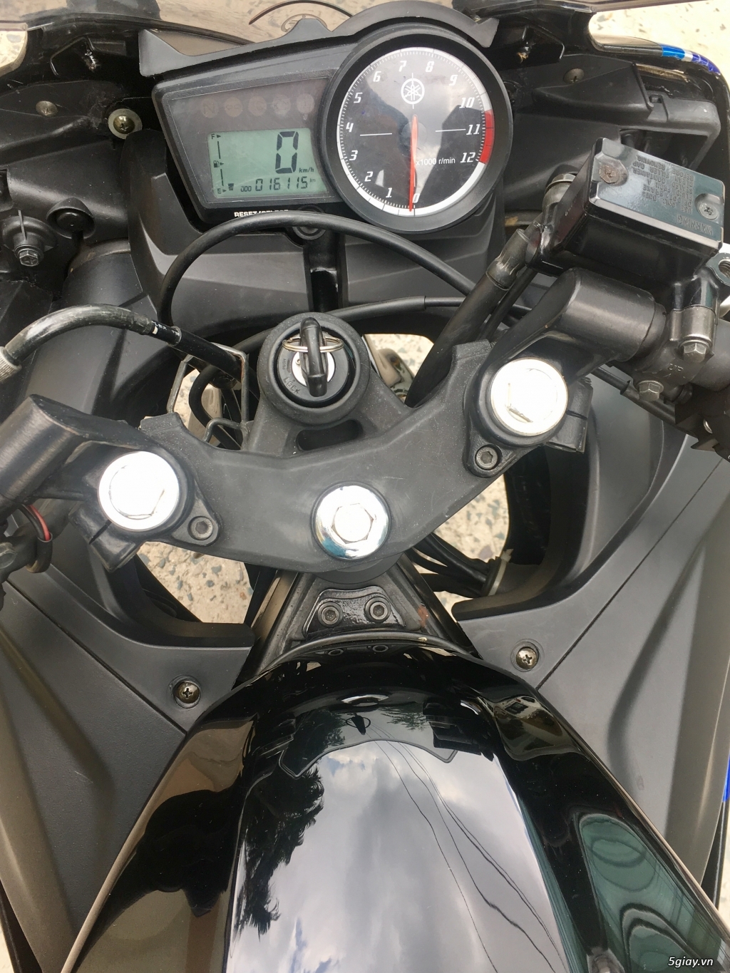 Cần bán or gl Yamaha R15 V2.0 bstp chính chủ