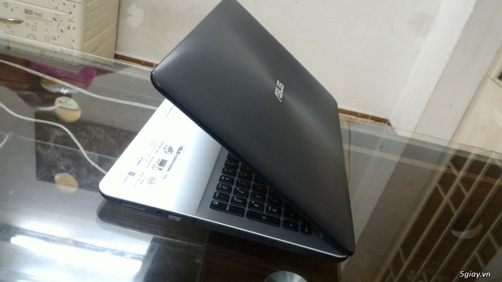 ASUS F555LF : i5 5200u/Ram 4gb/ HDD 500gb/ Vga rời Nvidia gt930M 2GB.