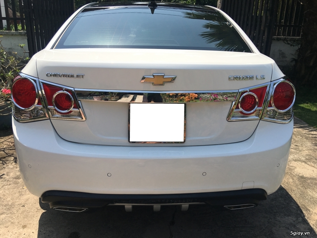 m cần bán xe Chevrolet Cruze LS 2013 số sàn màu trắng - 2