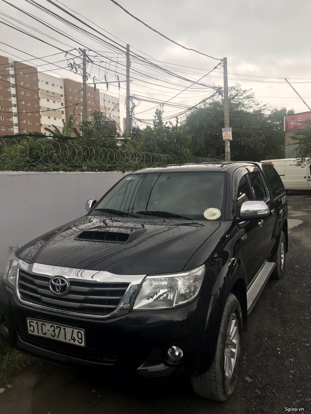 Bán Toyota Hilux 2.5E, màu đen, đăng ký tháng 12/2013, biển số TP - 2