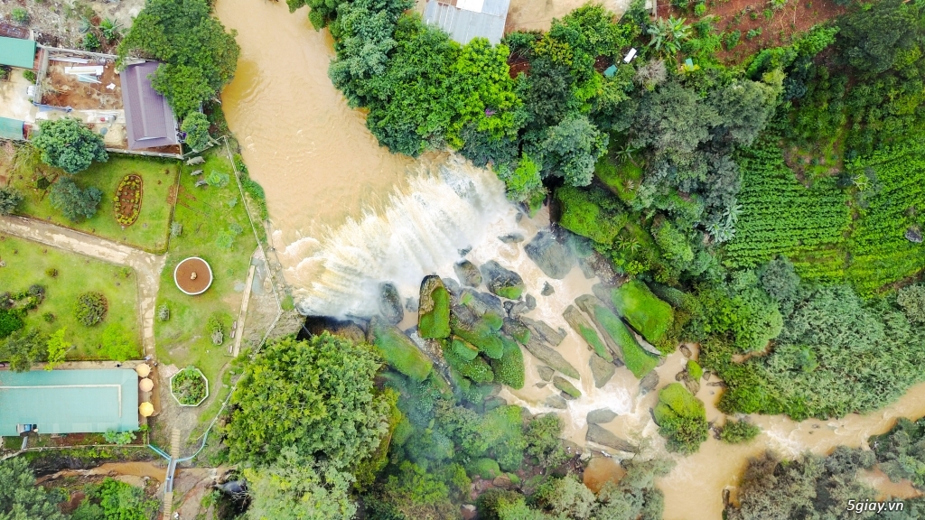 Thác Dambri hùng vĩ giữa bạt ngàn núi thẳm