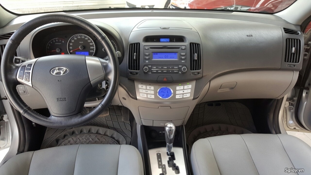 Bán Hyundai Avante 1.6AT màu bạc số tự động sản xuất 2014 mới 90% - 2