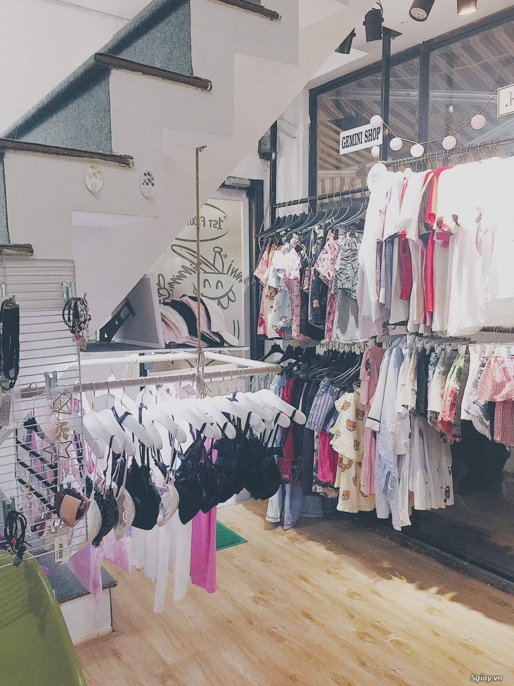 [HCM - Quận 1] CHo thuê gian hàng thời trang quần áo, túi xách, giày